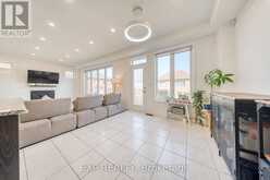 8 PROSPERITY WAY | East Gwillimbury Ontario | Slide Image Ten