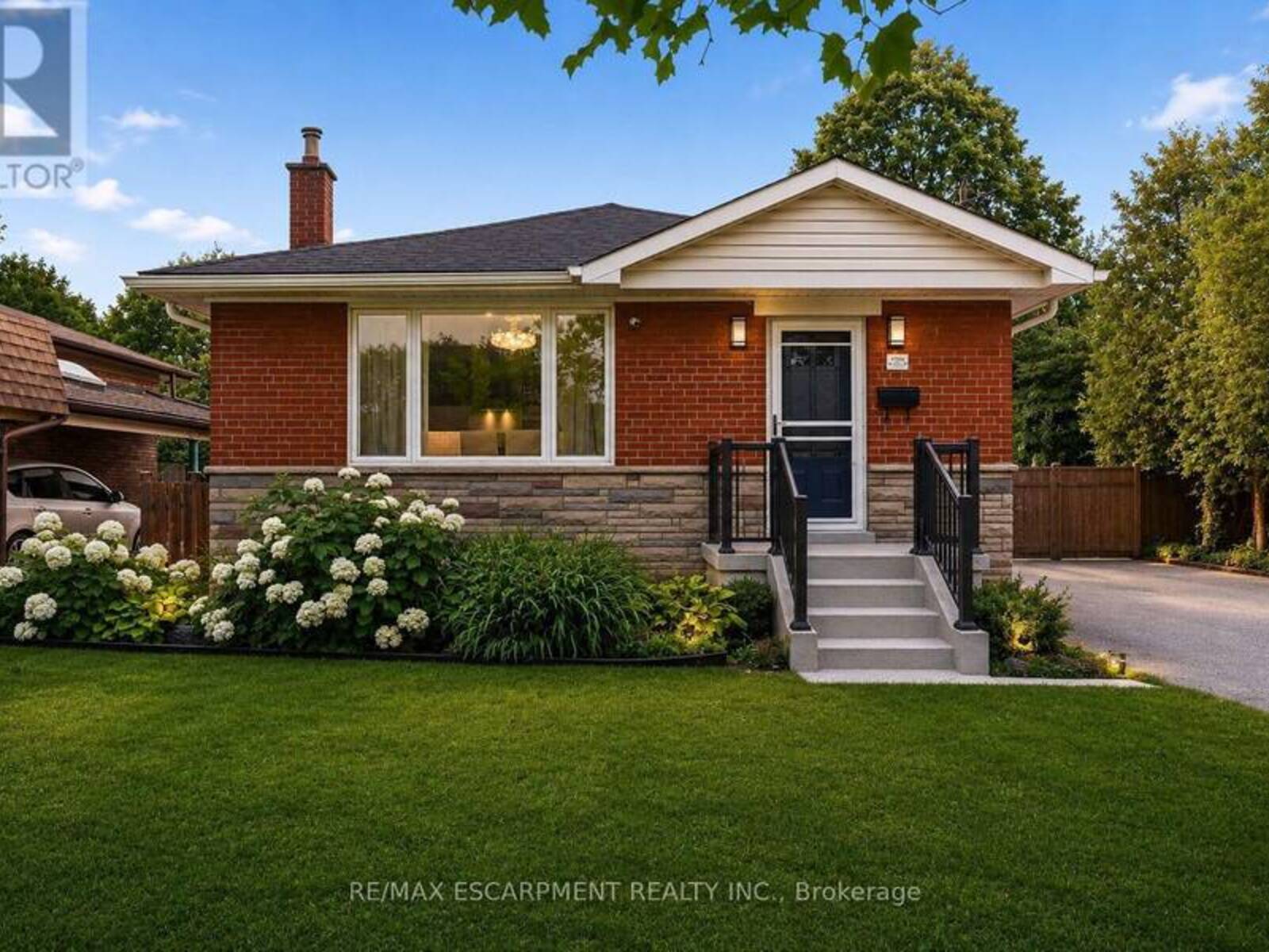 715 DRURY LANE, Burlington, Ontario L7R 2X9