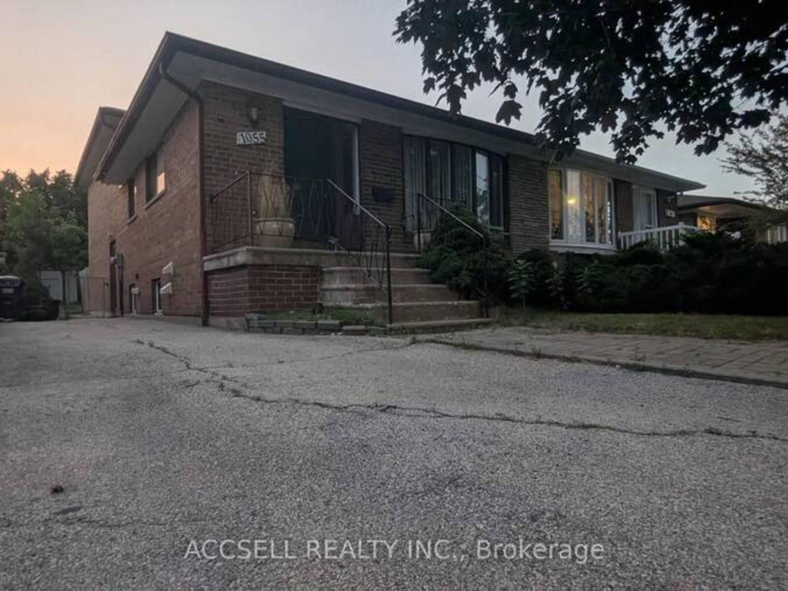 1055 CLAREDALE ROAD, Mississauga, Ontario L5G 1T5