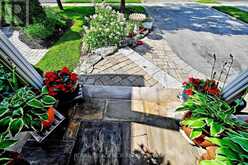 81 WOODBURY CRESCENT | Newmarket Ontario | Slide Image Two