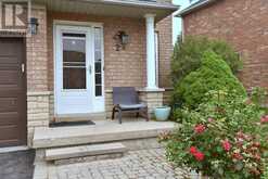 22 MOORE CRESCENT | Ancaster Ontario | Slide Image Three