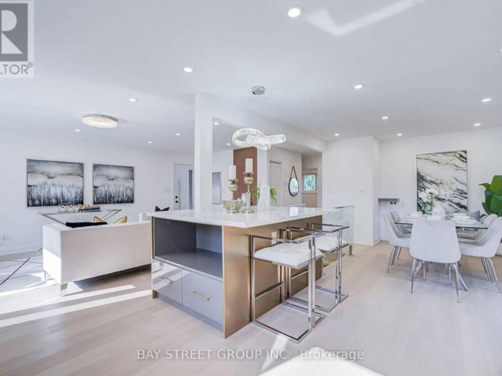 60 WARNER AVENUE, Toronto, Ontario M4A 1Z4