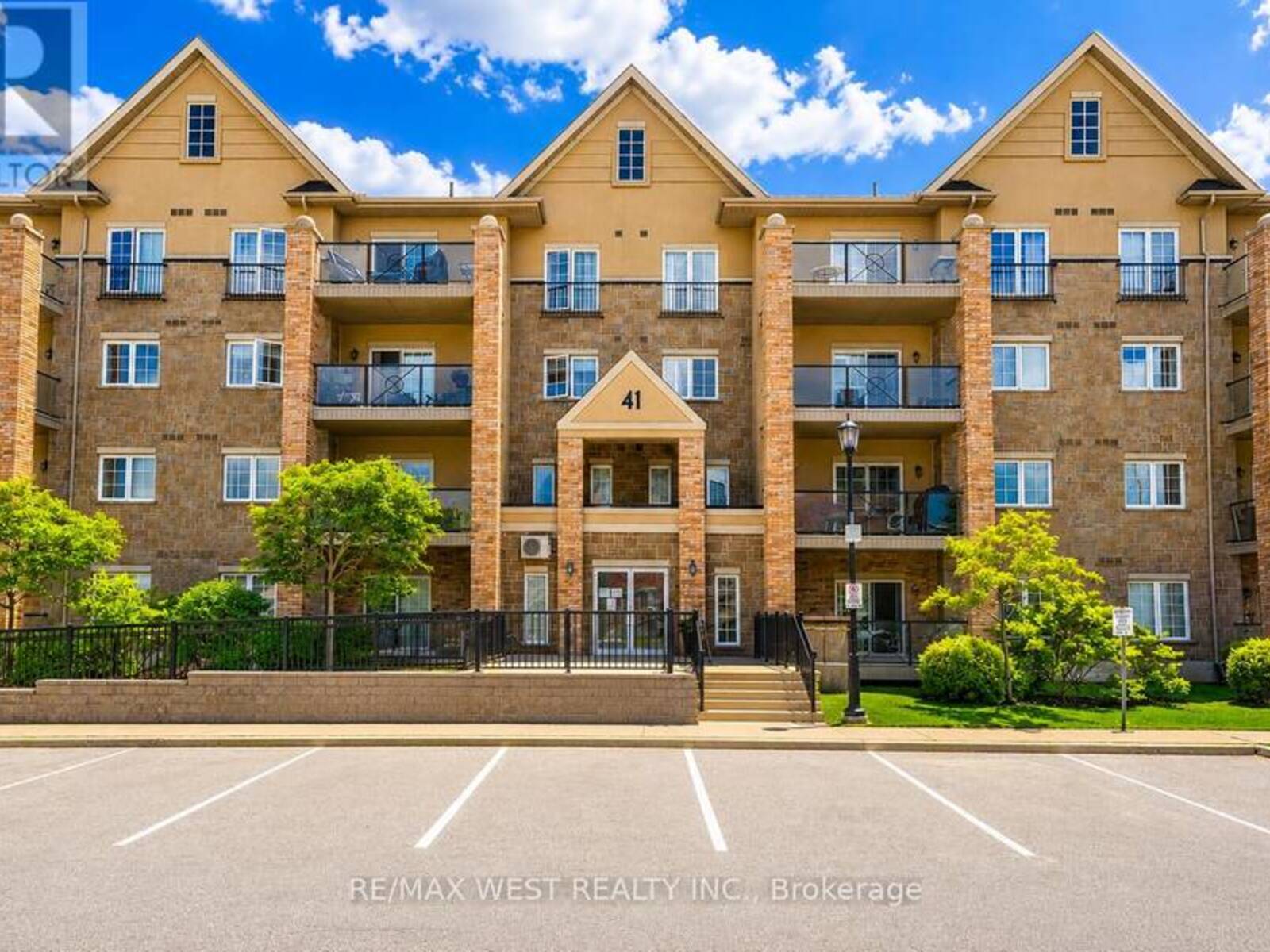 110 - 41 FERNDALE DRIVE S, Barrie, Ontario L4N 5T6