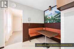 7 SAUNDERS CRESCENT | Toronto Ontario | Slide Image Thirteen