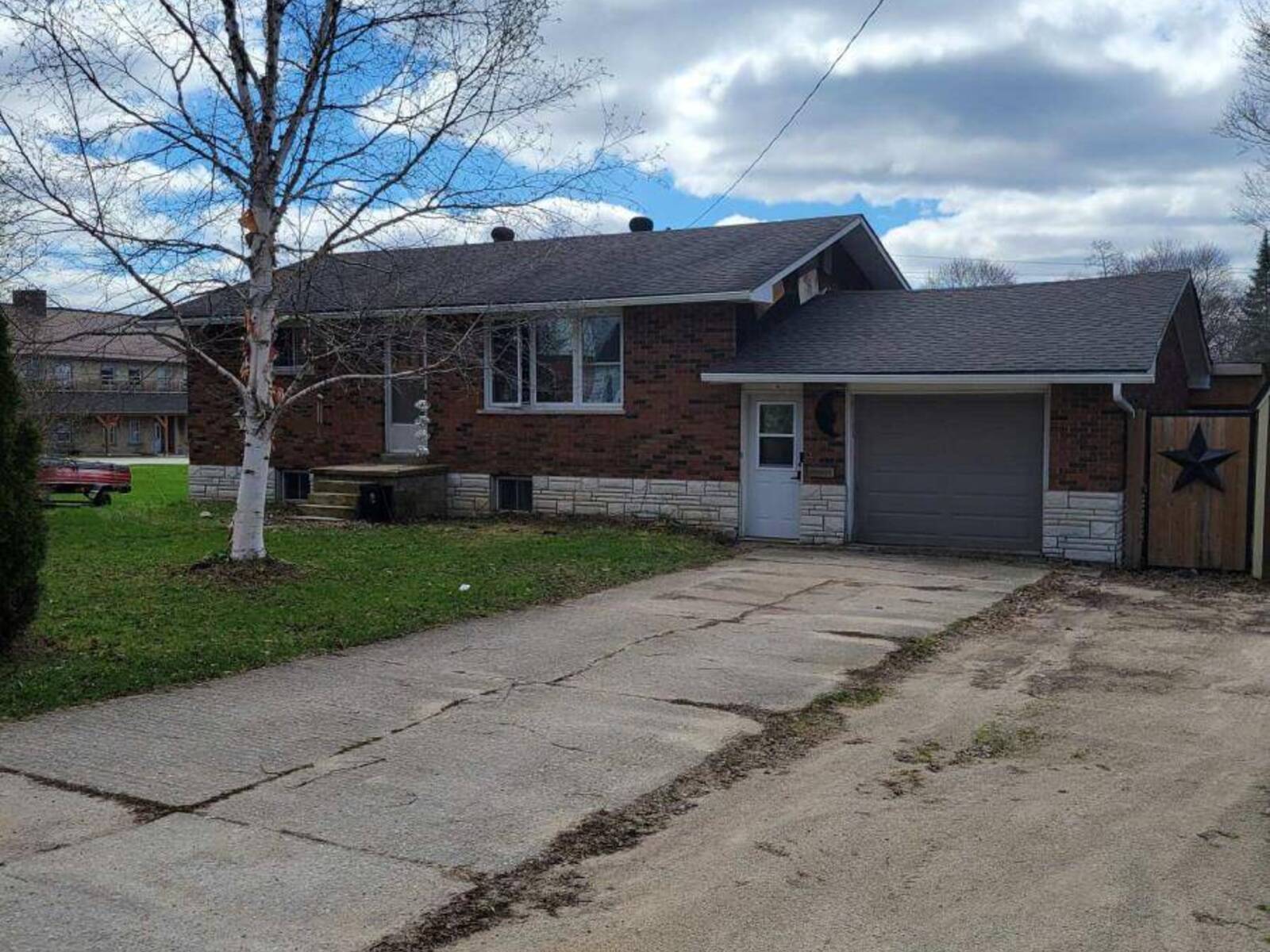 127 HUNTER STREET, Durham, Ontario N0G 1R0