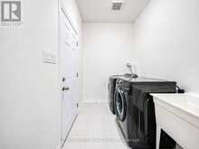 7 CHARLES WHITE COURT | East Gwillimbury Ontario | Slide Image Eleven