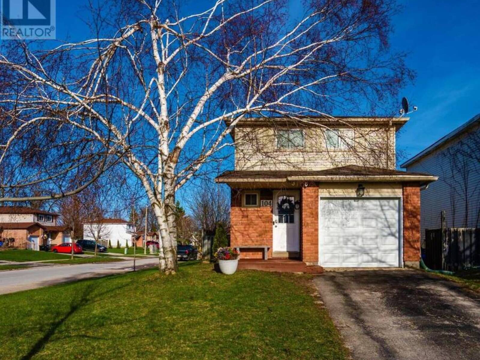 104 HICKLING TRAIL, Barrie, Ontario L4M 5T4