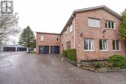25 WHISPERING PINE TRAIL | Aurora Ontario | Slide Image Two