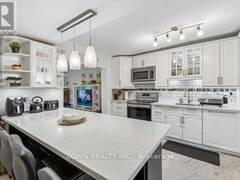 6 ALBANY AVENUE Hamilton Ontario, L8H 2H2