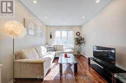 76 FORD WILSON BOULEVARD | Newmarket Ontario | Slide Image Six