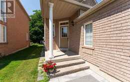17 RUSHINGBROOK DRIVE | Richmond Hill Ontario | Slide Image Four