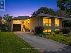 19 DECARIE CIRCLE Toronto Ontario, M9B 3H6