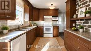 585 MAPLEVIEW DRIVE E | Barrie Ontario | Slide Image Thirteen