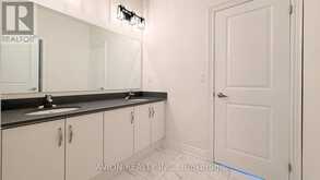 76 MAPLE FIELDS CIRCLE | Aurora Ontario | Slide Image Seventeen