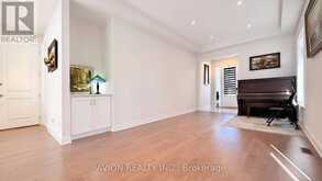 76 MAPLE FIELDS CIRCLE | Aurora Ontario | Slide Image Three