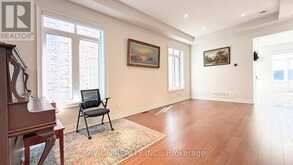 76 MAPLE FIELDS CIRCLE | Aurora Ontario | Slide Image Four