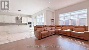 76 MAPLE FIELDS CIRCLE | Aurora Ontario | Slide Image Five