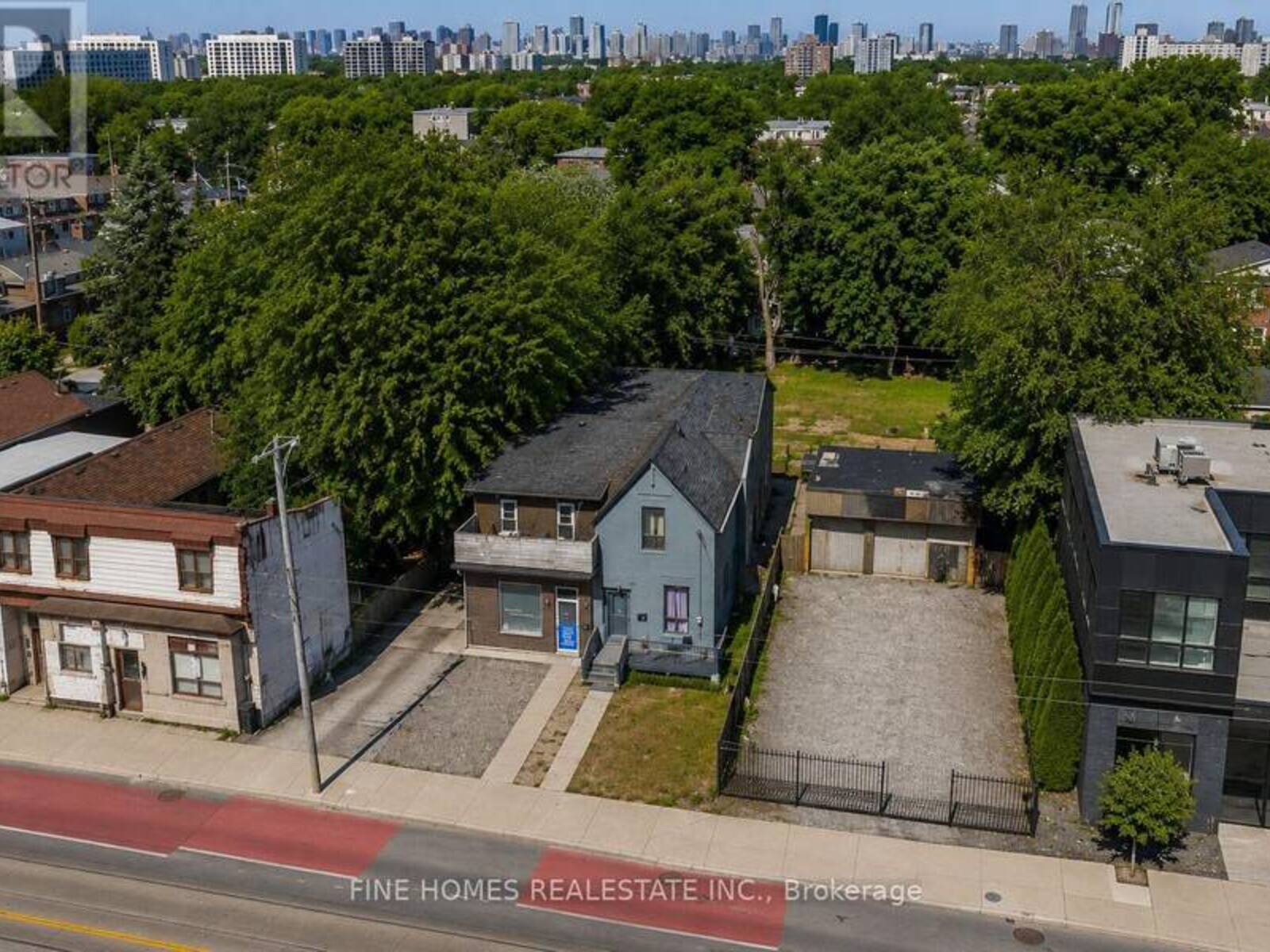 318 DUFFERIN STREET, Toronto, Ontario M6K 1Z6