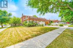 2 LAPWORTH CRESCENT | Toronto Ontario | Slide Image Three