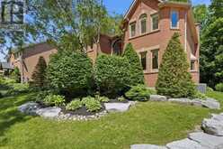 49 FALLING LEAF COURT | Aurora Ontario | Slide Image Three