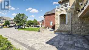 19 HEANEY COURT | Aurora Ontario | Slide Image Two