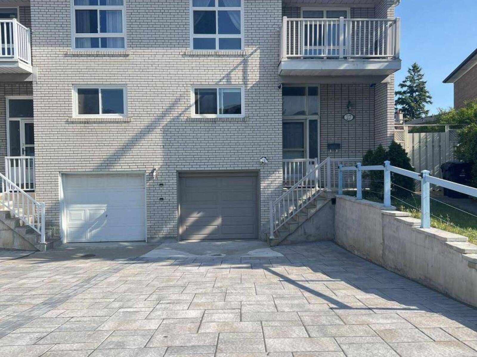 27 TILLPLAIN ROAD, Toronto, Ontario M3H 5R1