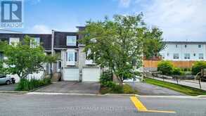4 WILLIAM CURTIS CIRCLE | Newmarket Ontario | Slide Image One