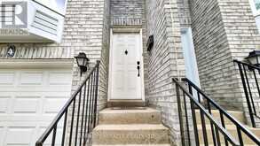 4 WILLIAM CURTIS CIRCLE | Newmarket Ontario | Slide Image Four
