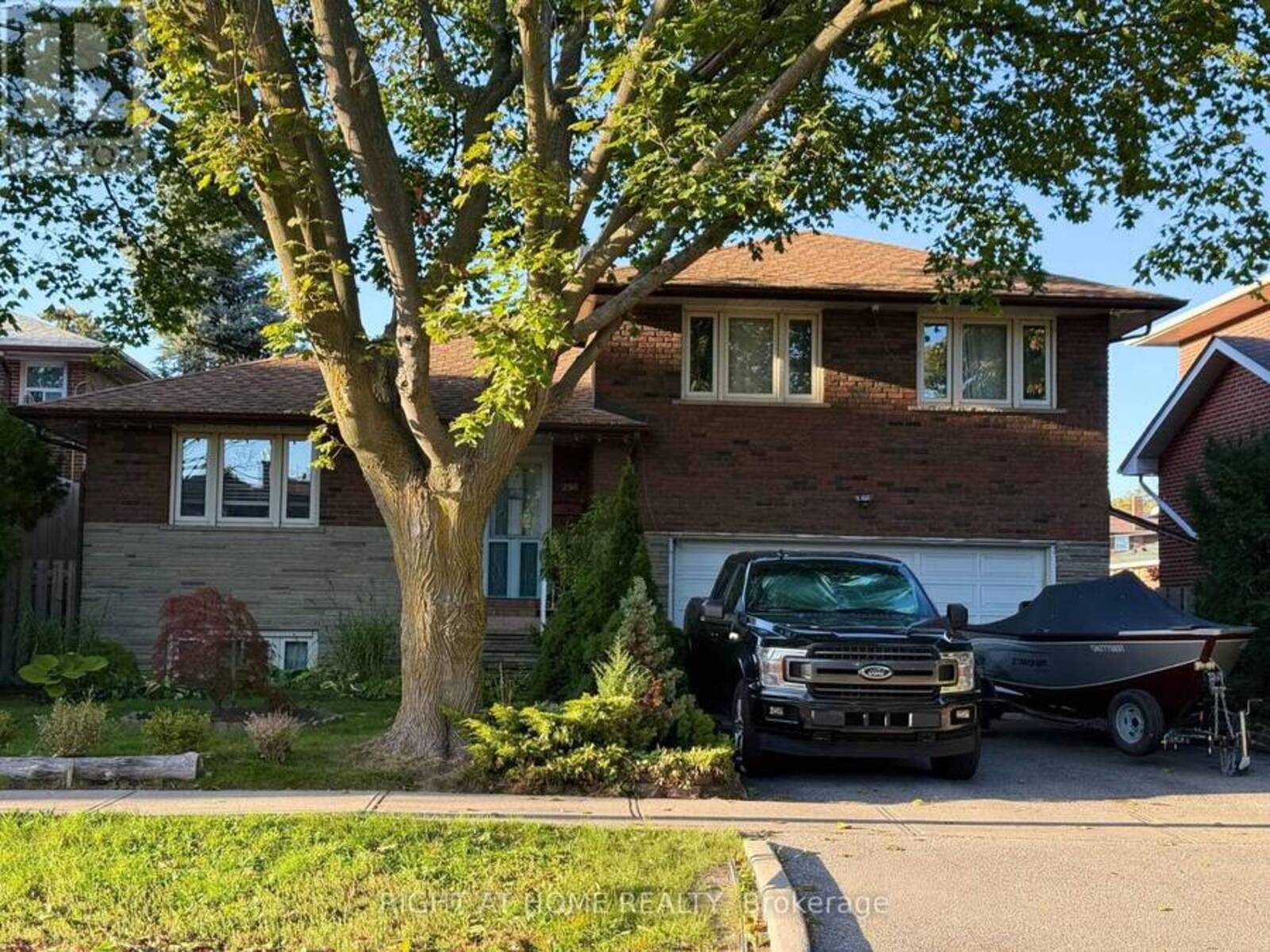 258 LA ROSE AVENUE, Toronto, Ontario M9P 1B7