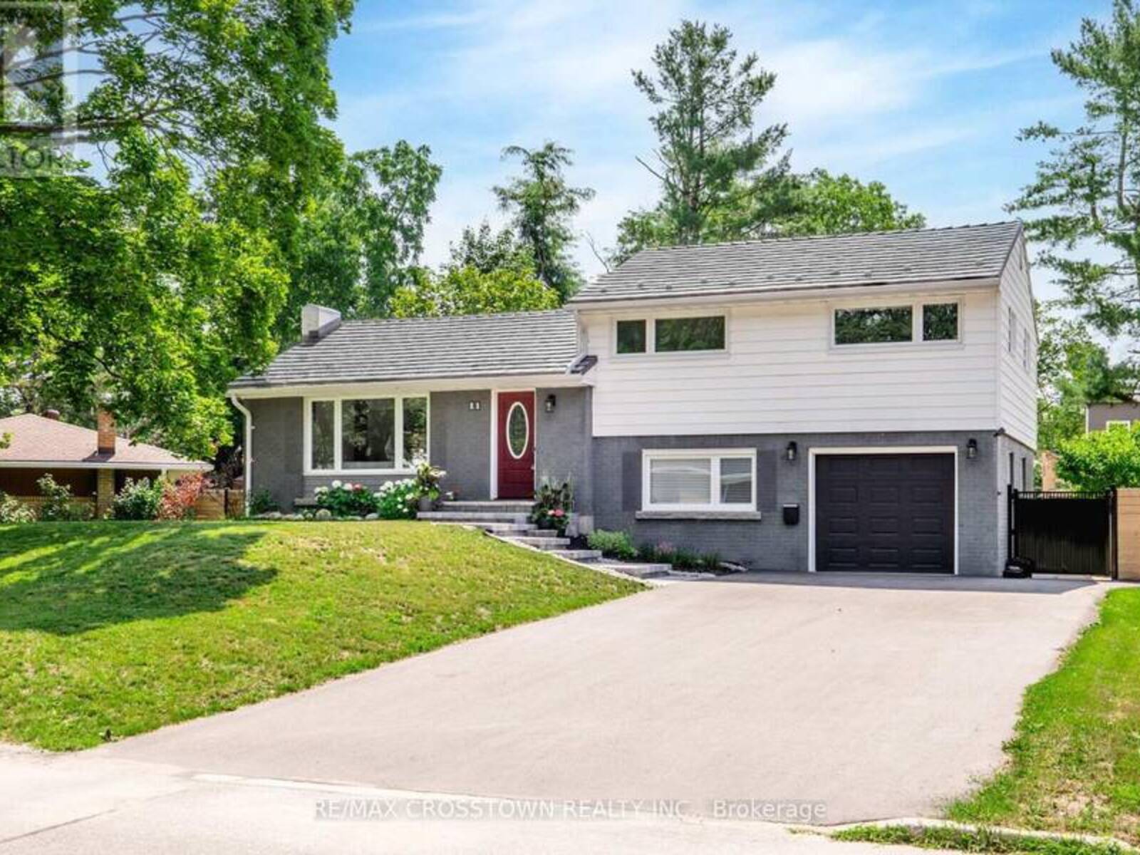 11 CASTLE DRIVE, Barrie, Ontario L4N 1P7