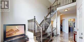 40 PINEMEADOW DRIVE | Hamilton Ontario | Slide Image Three