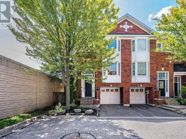 29 MOSAICS AVENUE Aurora Ontario, L4G 7L5 - 3 Bedrooms Condo For Sale
