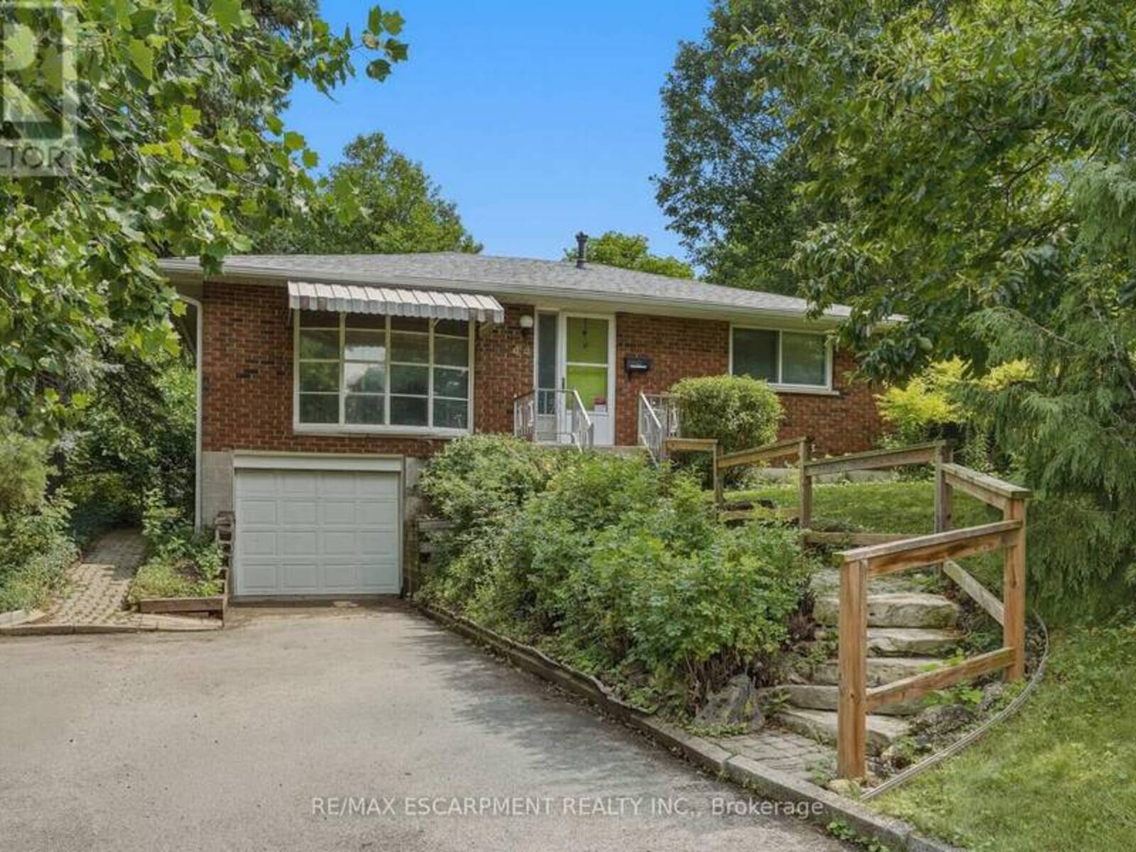 44 MCDONALD COURT, Hamilton, Ontario L9H 7C4