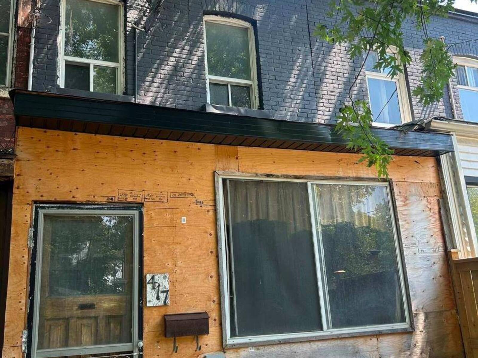 417 LESLIE STREET, Toronto, Ontario M4M 3E3