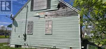 5168 STANLEY AVENUE | Niagara Falls Ontario | Slide Image Three