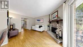 27 DUNKELD WAY | Markham Ontario | Slide Image Four