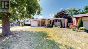 31 APPLEWOOD LANE | London Ontario | Slide Image Three