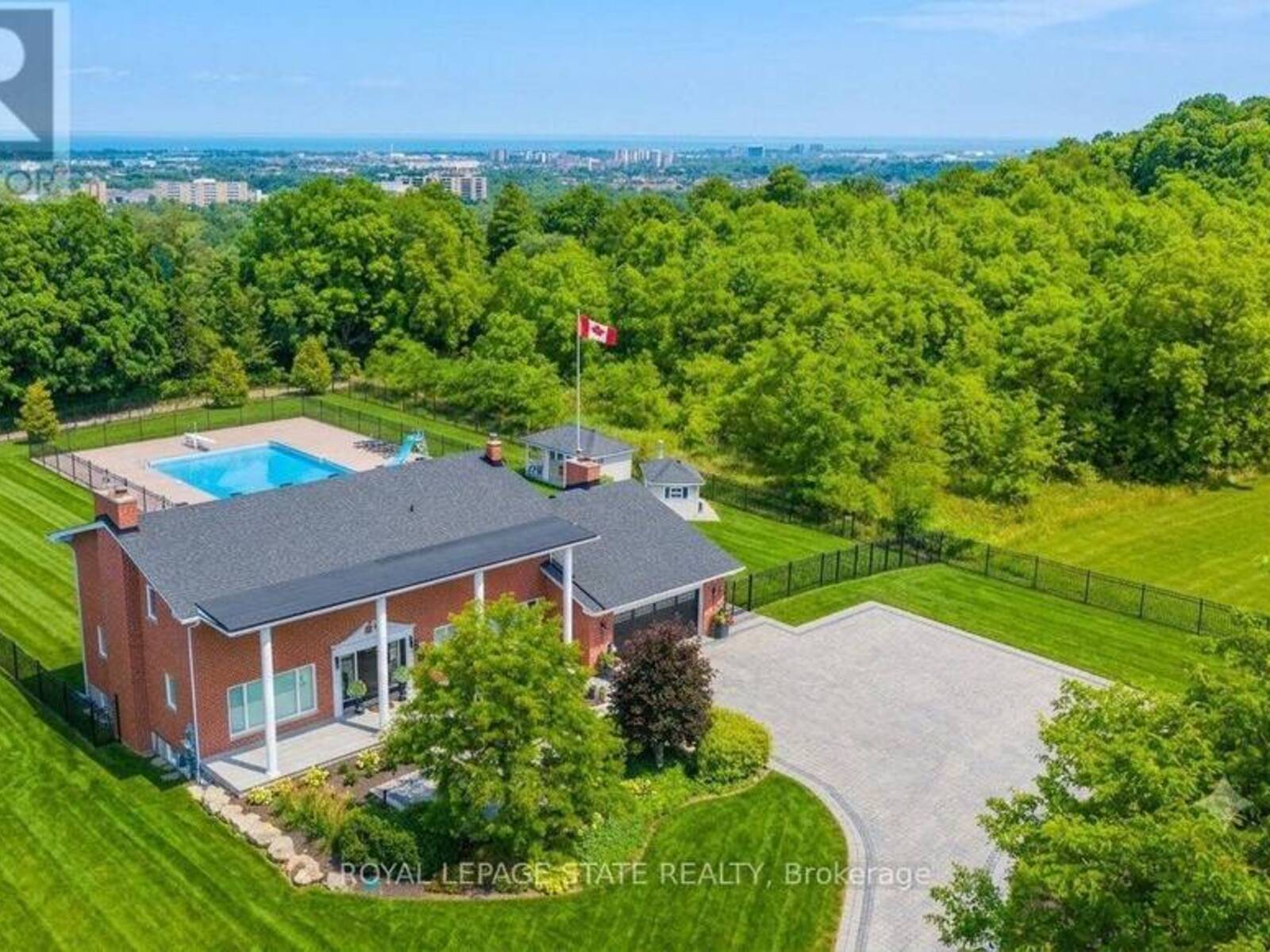10 AZALEA COURT, Hamilton, Ontario L8J 1K4