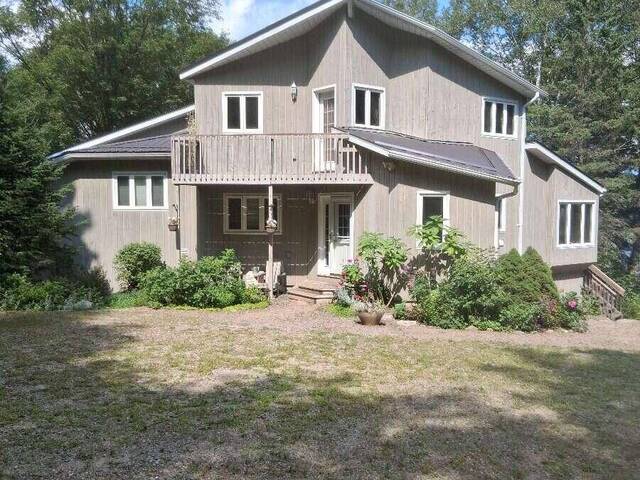 175 OLD MAN'S LAKE LANE Magnetawan Ontario, P0A 1P0 - 5 Bedrooms Waterfront Home For sale