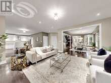 939 GORING CIRCLE | Newmarket Ontario | Slide Image Nine