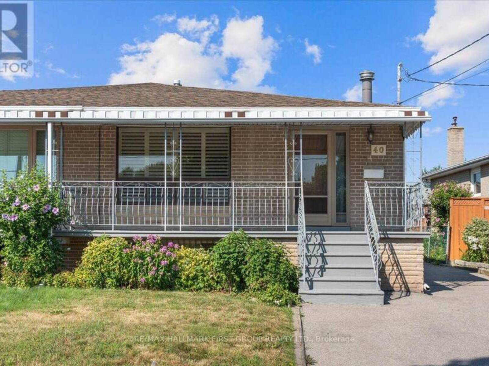 40 CHERRYLAWN AVENUE, Toronto, Ontario M9L 2B4
