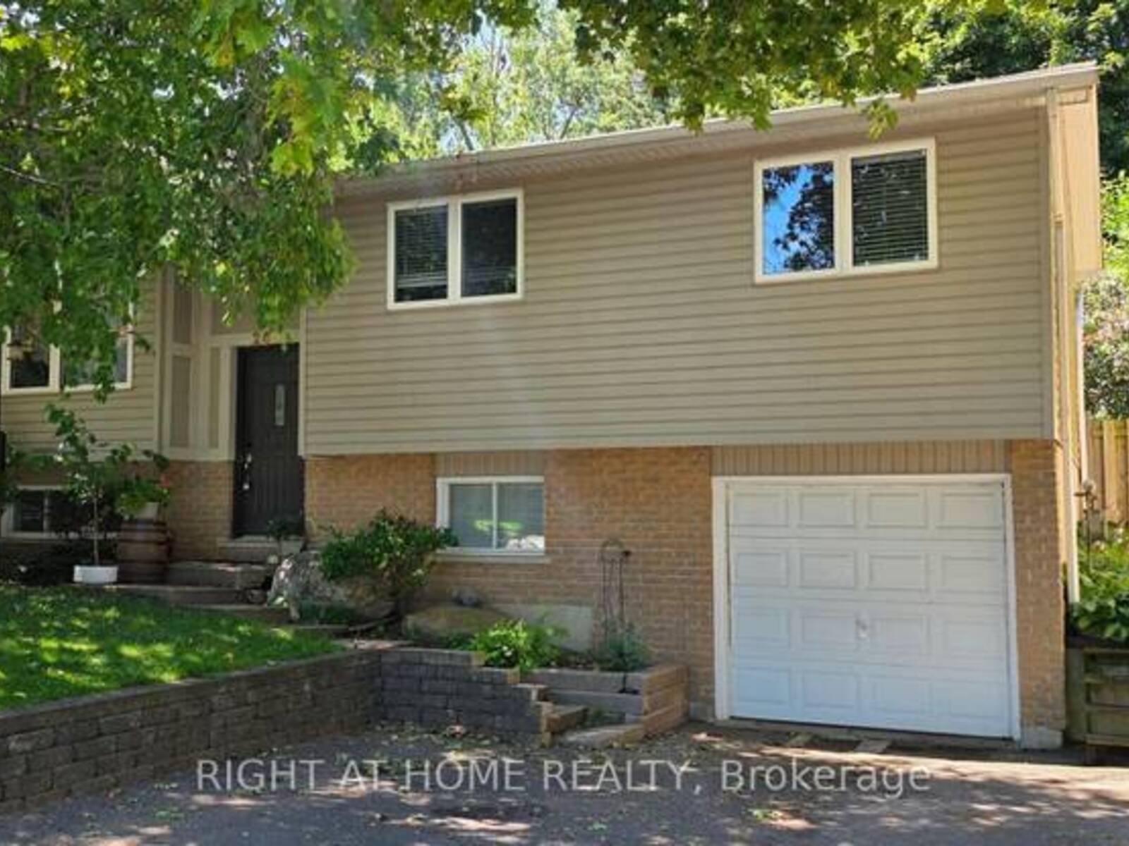 266 GUNN AVENUE, Cambridge, Ontario N3C 3E5