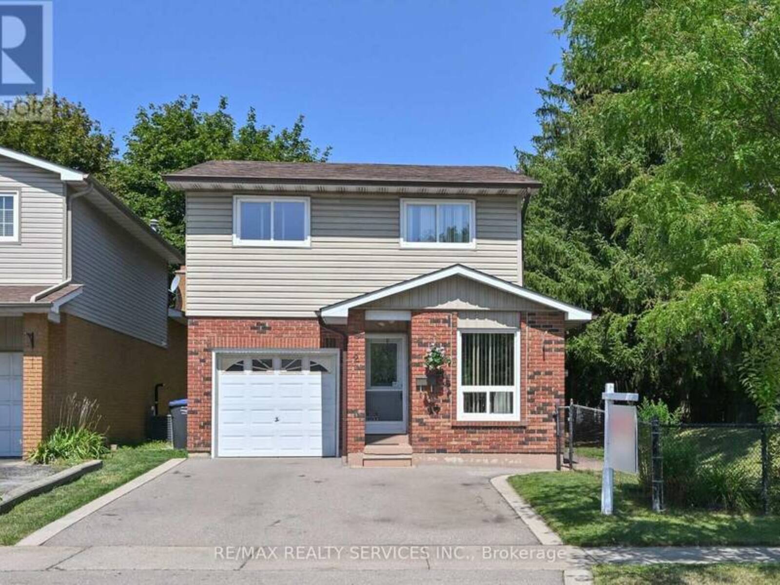 2 LINDRIDGE AVENUE, Brampton, Ontario L6S 3W9