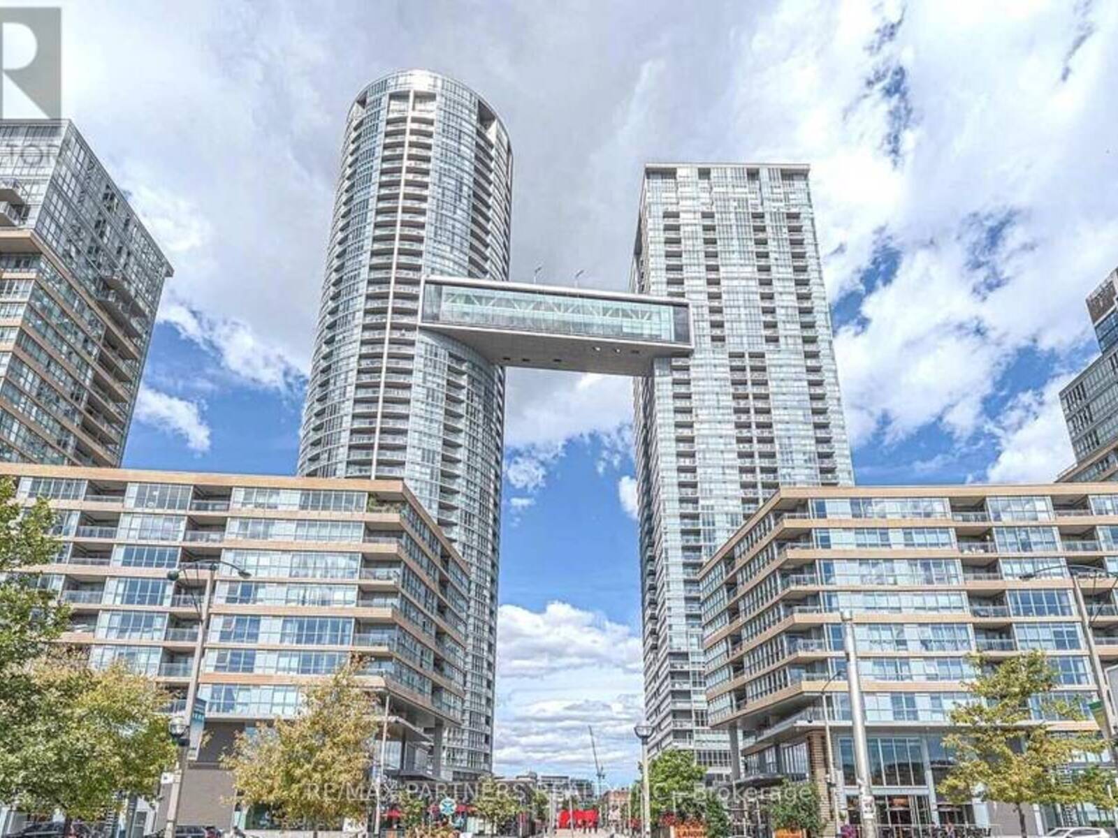 1806 - 15 ICEBOAT TERRACE, Toronto, Ontario M5V 4A5