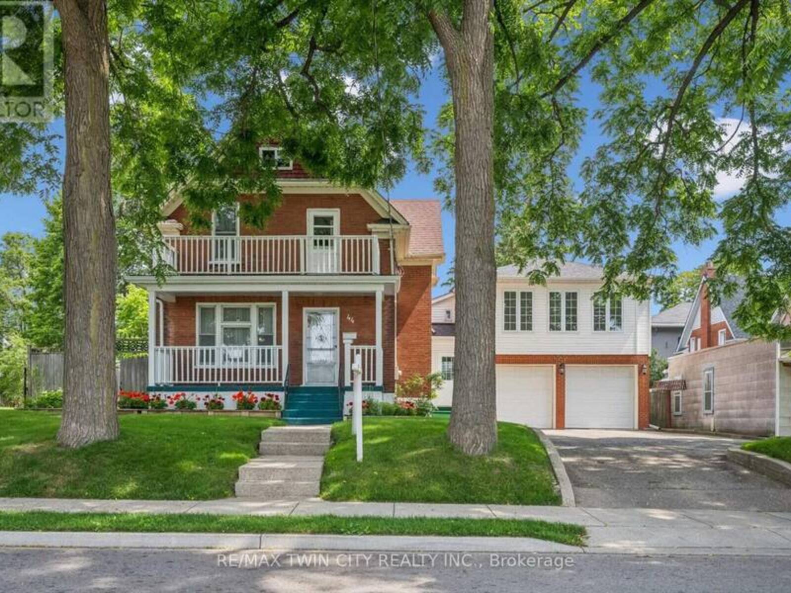 44 WALTER STREET, Kitchener, Ontario N2G 1S1