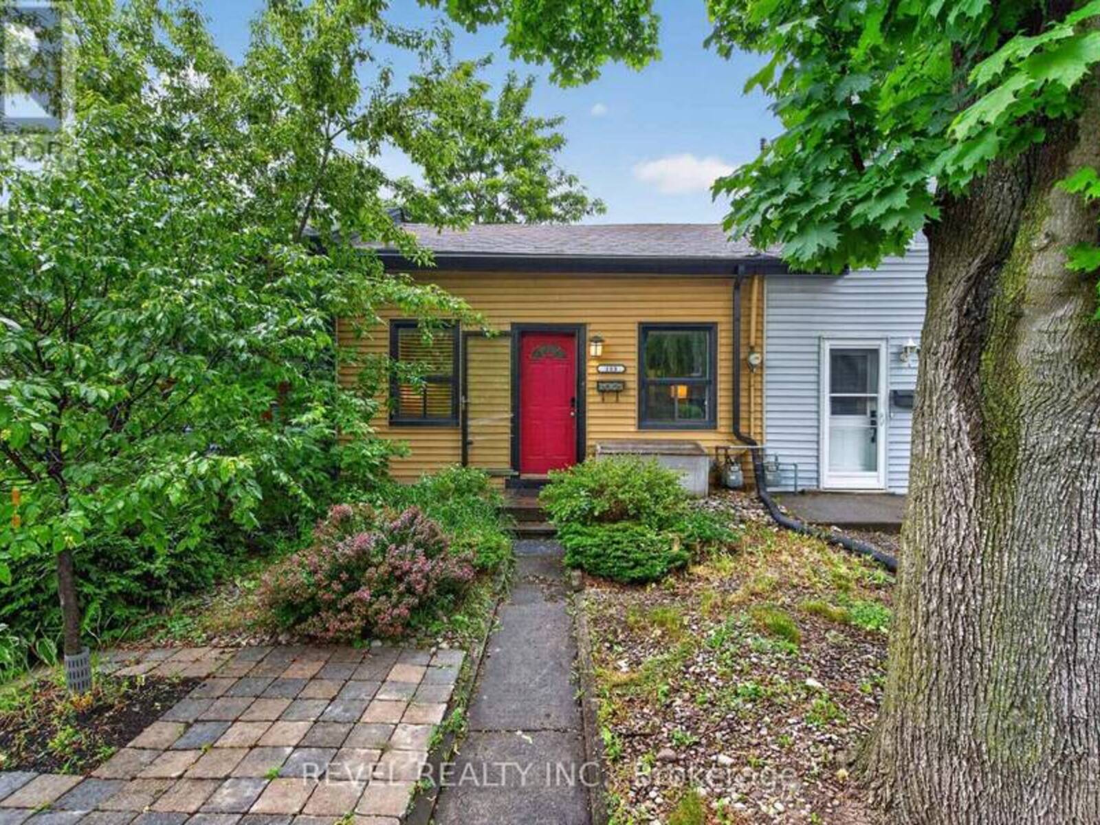 153 FERRIE STREET E, Hamilton, Ontario L8L 3T4