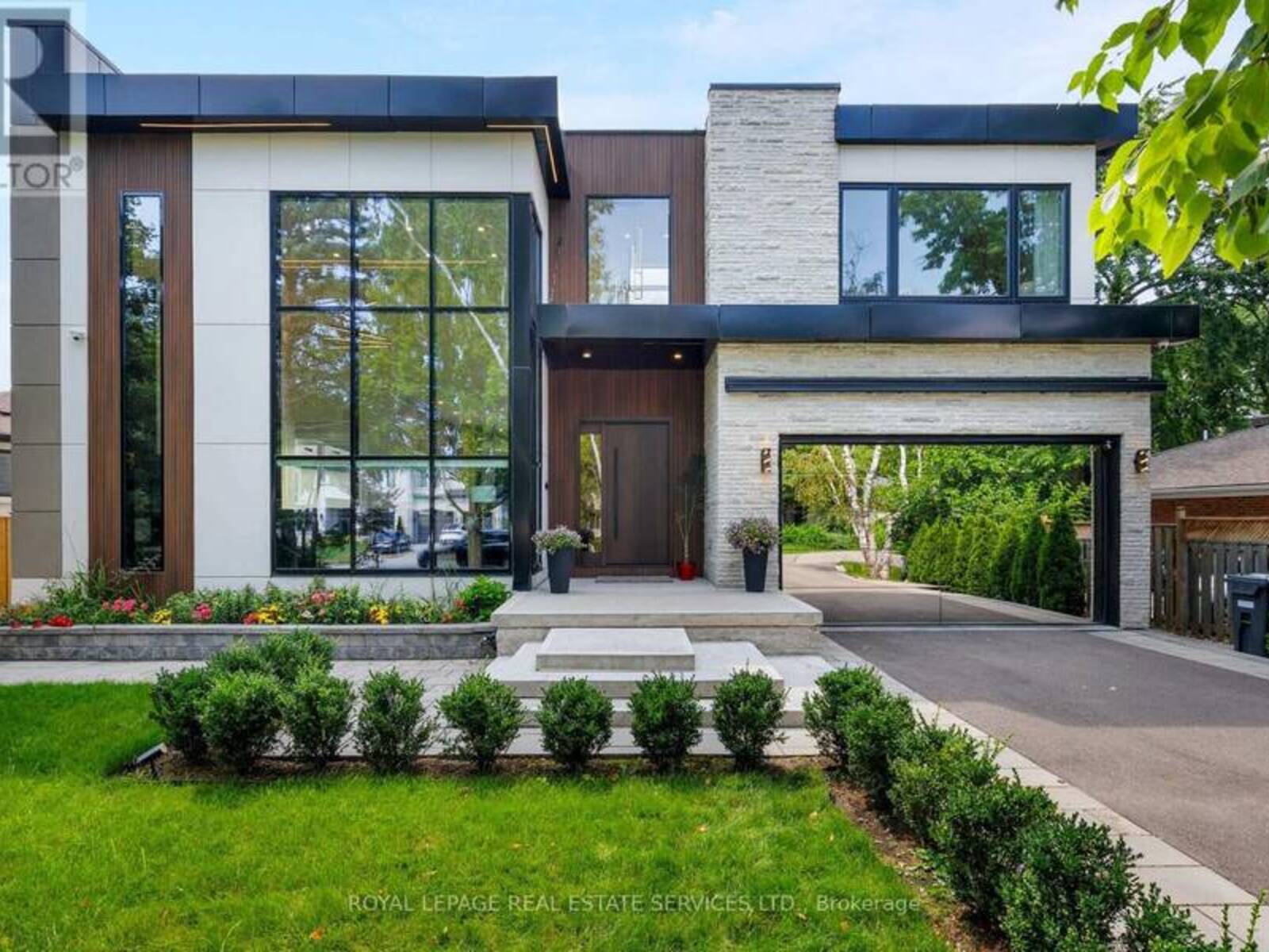 564 STONECLIFFE ROAD, Oakville, Ontario L6L 4N9