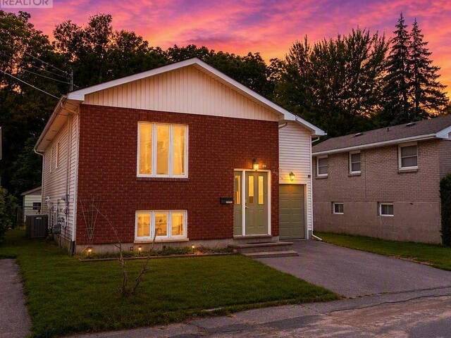 40 ST CHARLES STREET Belleville Ontario, K8P 2V8 - 5 Bedrooms Home For Sale
