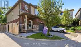 32 ROLLING LANE | Hamilton Ontario | Slide Image Two