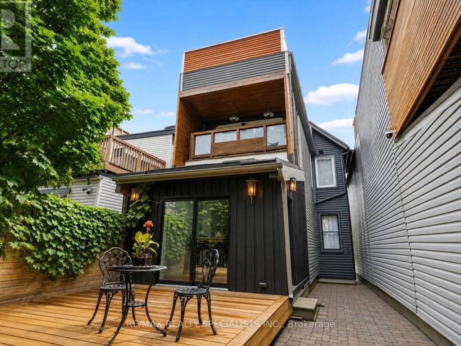 418 OSSINGTON AVENUE, Toronto, Ontario M6J 3A7